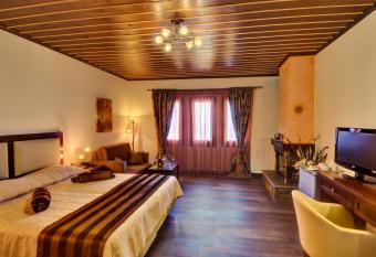 Hotel Zagora has rooms with a private hot tub