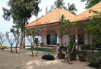 Maenam Villa Hotel has Balcony rooms