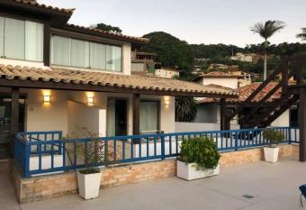 Coronado Beach Hotel has rooms with a private hot tub