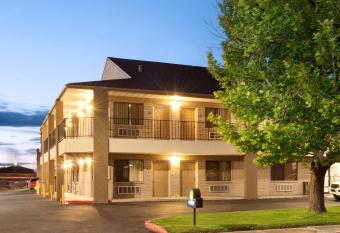 Go2 Inn & Suites By Relianse -Albuquerque has Smoking/Balcony rooms