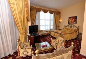 Al Bastaki International Hotel has rooms with a private hot tub