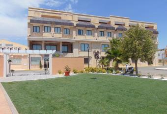 Hotel Restaurante Emilio allows 18 year olds to book a room