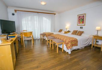 Hotel Ayres Del Nahuel has rooms with a private hot tub