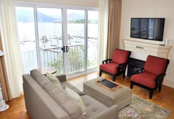 Hotel Eldorado at Eldorado Resort has rooms with a private hot tub