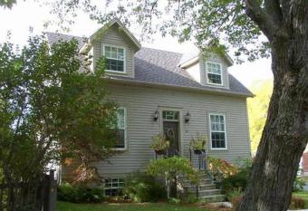 Antique Slumber Old Town Bed & Breakfast has rooms with a private hot tub