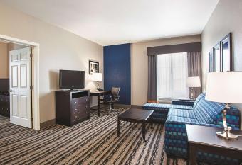 La Quinta Inn & Suites by Wyndham San Antonio Northwest has rooms with a private hot tub