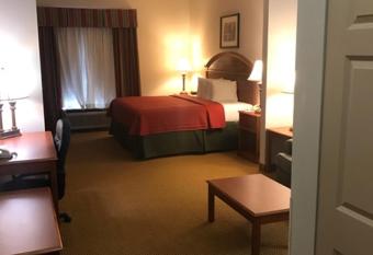 Best Western Seminole Inn & Suites has rooms with a private hot tub