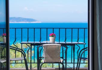 Kalliston Beach Apartments has Balcony rooms