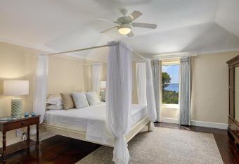 Colleton Great House has rooms with a private hot tub