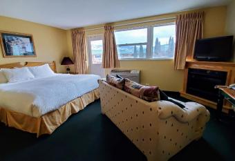 Days Inn by Wyndham Penticton Conference Centre has Balcony rooms