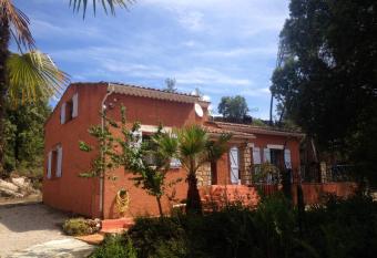 Villa Margaux has Balcony rooms