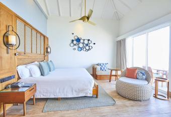 Centara Grand Island Resort & Spa has rooms with a private hot tub