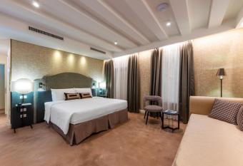 Acca Hotel has rooms with a private hot tub