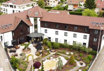 H  tel Les Muses has Balcony rooms