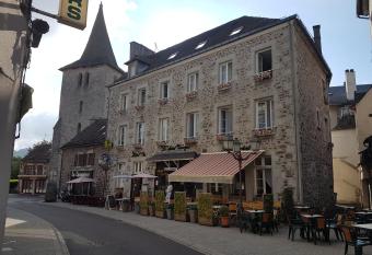 Hotel Le Saint Georges allows 18 year olds to book a room