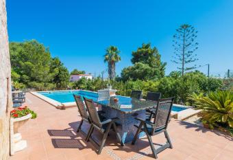 Villa Juana Maria has Balcony rooms