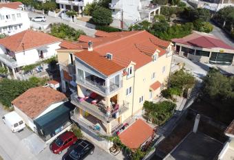 Apartments Mara Seget Vranjica has Balcony rooms