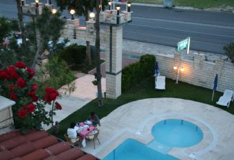Hotel HAL-TUR has rooms with a private hot tub