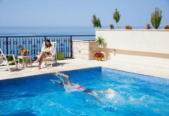 Sunny Villa Jasmine has Balcony rooms