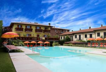 Hotel Romantic has Balcony rooms
