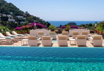 Sina Flora has Balcony rooms