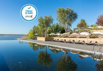 AP Lago Montargil - Conference & SPA allows 18 year olds to book a room