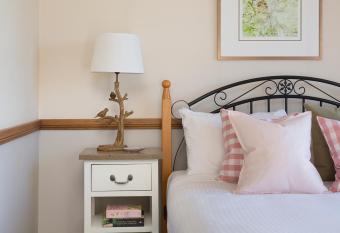 Windsors Edge Cottage Pokolbin has Balcony rooms