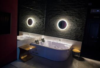 Hotel Nika 2 has rooms with a private hot tub