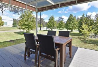Ironbark Hill Villa 5 Vermentino has Balcony rooms