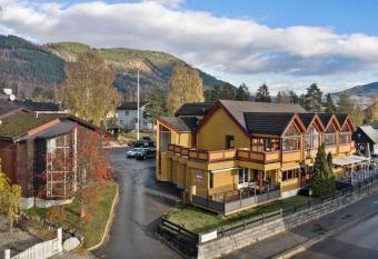 Solstad Gjesteg  rd has Balcony rooms