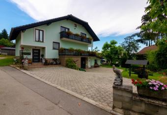 Apartments Orel has Balcony rooms