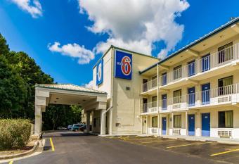 Motel 6 Raleigh Southwest Cary has Smoking rooms