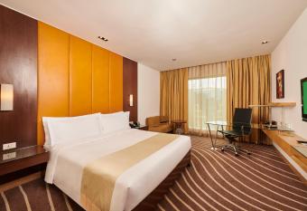 Holiday Inn Mumbai International Airport, an IHG Hotel has rooms with a private hot tub