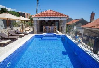 Holiday home Kristina has Balcony rooms