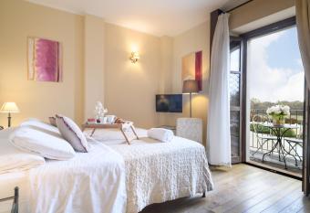 Relais Bella Rosina Pool & Spa has rooms with a private hot tub