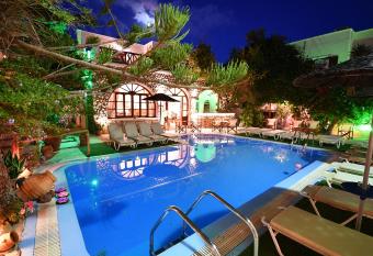 Philoxenia Hotel & Studios allows 18 year olds to book a room