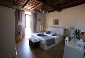 La finestra sul borgo allows 18 year olds to book a room