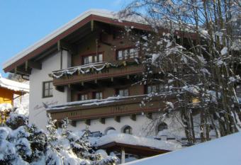 Chesa Montana has Balcony rooms