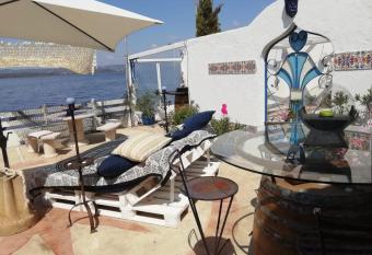 Maison de pecheur has Smoking rooms