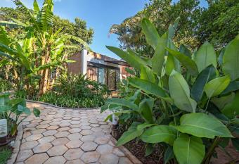 Su  tes no Quintal allows 18 year olds to book a room