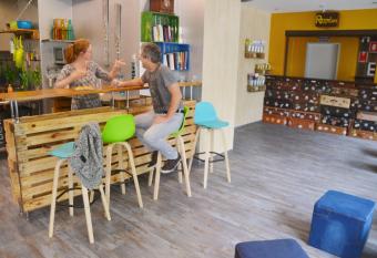 Do Step Inn Central - Self-Service-Hostel allows 18 year olds to book a room
