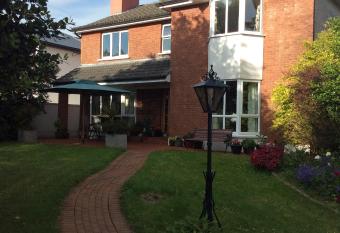 2 Manor avenue allows 18 year olds to book a room