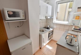 Central Studio Boulevard has rooms with a private hot tub