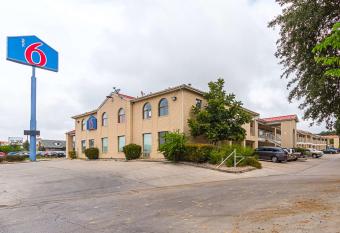 Motel 6 San Antonio - Fiesta Trails has Smoking rooms