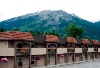 Maligne Lodge allows 18 year olds to book a room