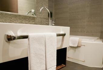 Tria Business & Boutique Hotel has rooms with a private hot tub