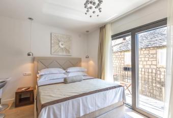 Lux Apartments Petar has Balcony rooms