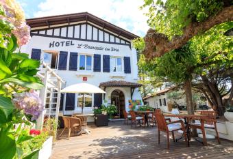 Logis H  tel Emeraude des Bois has Balcony rooms