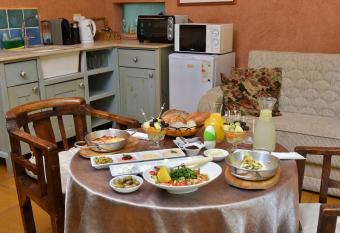 Love & Lemons allows 18 year olds to book a room