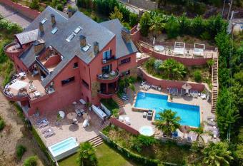 Petit Mirador allows 18 year olds to book a room